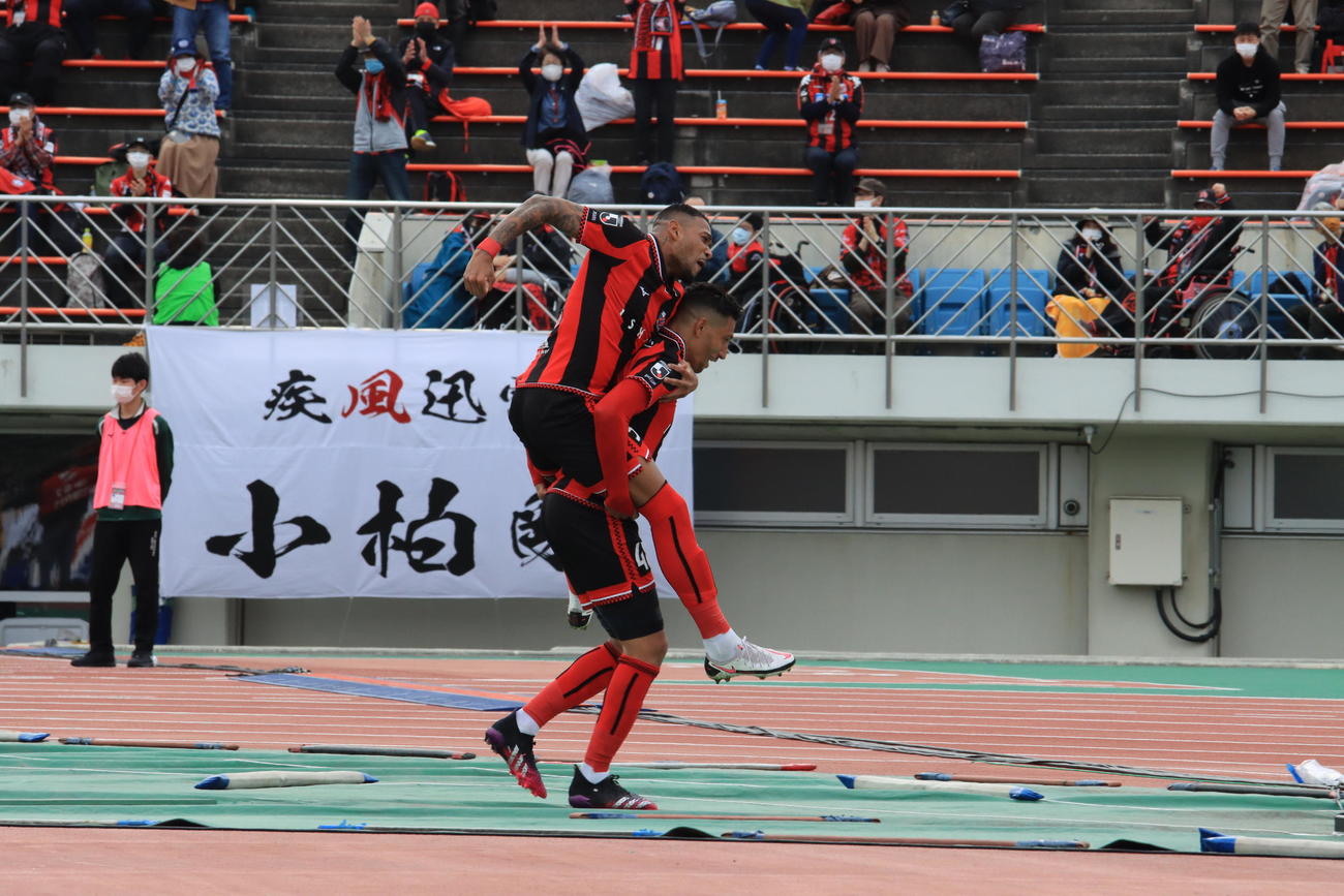 後半43分、勝ち越しの今季初得点を決めた札幌ジェイ（右）と喜んで背中に乗るドウグラス・オリヴェイラ（撮影・保坂果那）