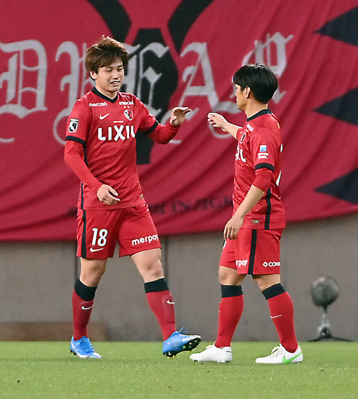 鹿島対神戸　後半19分、同点ゴールを決め笑顔を見せる鹿島上田（左）（撮影・たえ見朱実）