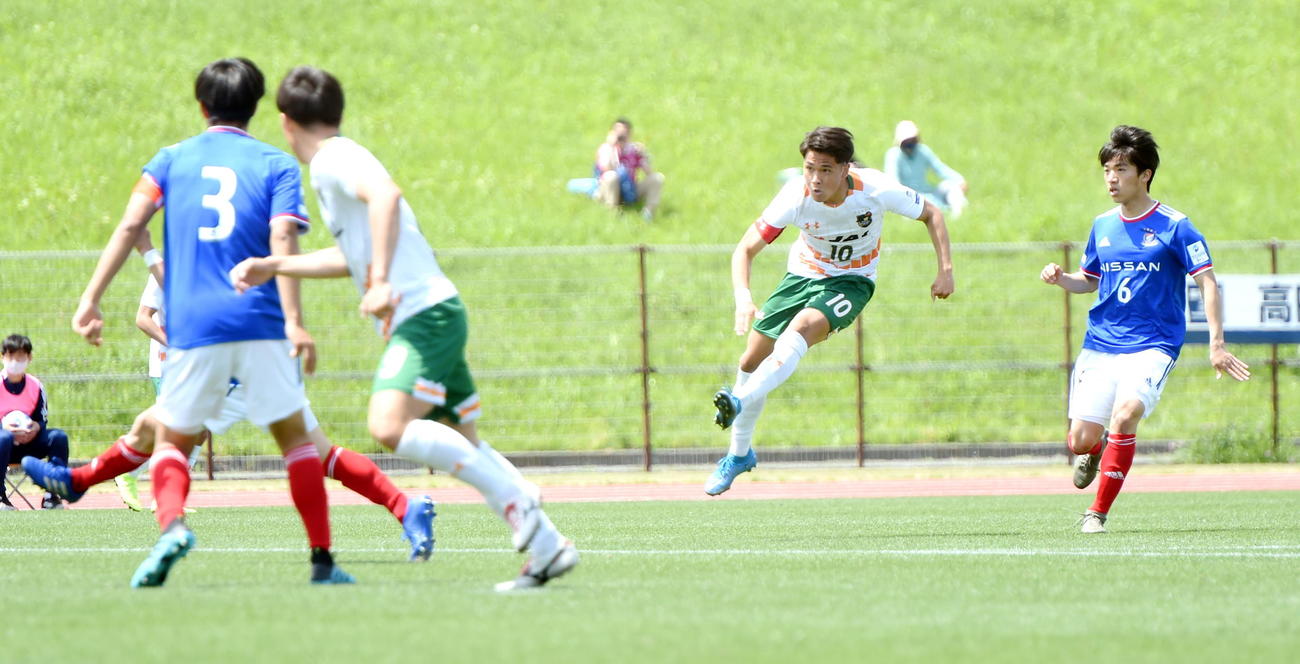 前半6分、先制ゴールを決める青森山田MF松木（右から2人目）
