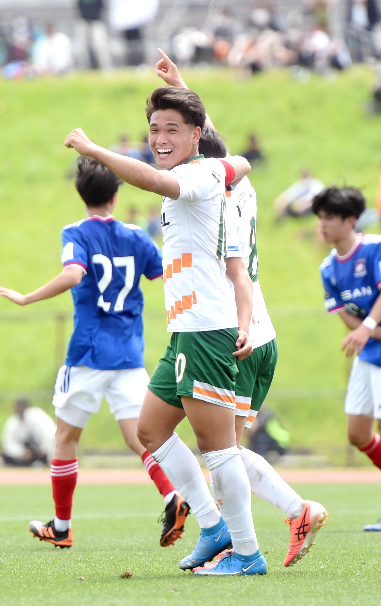 後半41分、青森山田MF本田（中央右）のゴールを祝福するMF松木