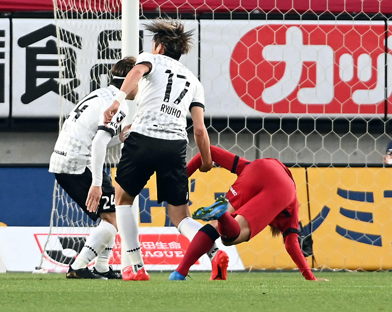 鹿島対神戸　後半、相手選手と接触した鹿島FW上田は右手から落ち負傷する（2021年4月24日撮影）