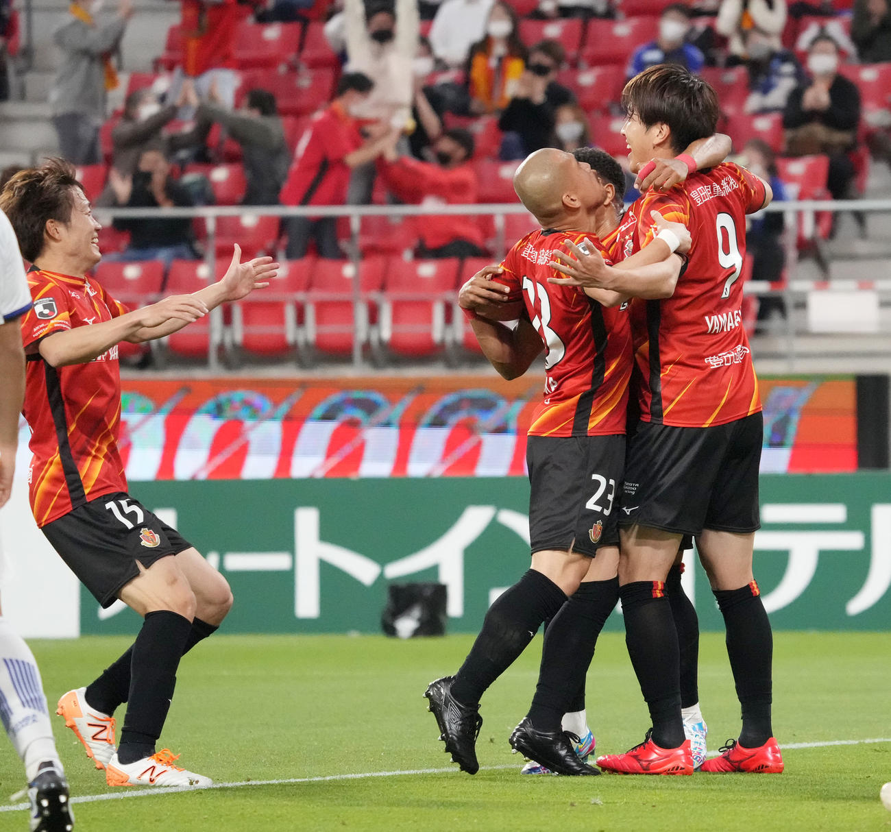 名古屋対G大阪　前半先制ゴールを決め喜ぶ名古屋山崎（右）（4月22日撮影）