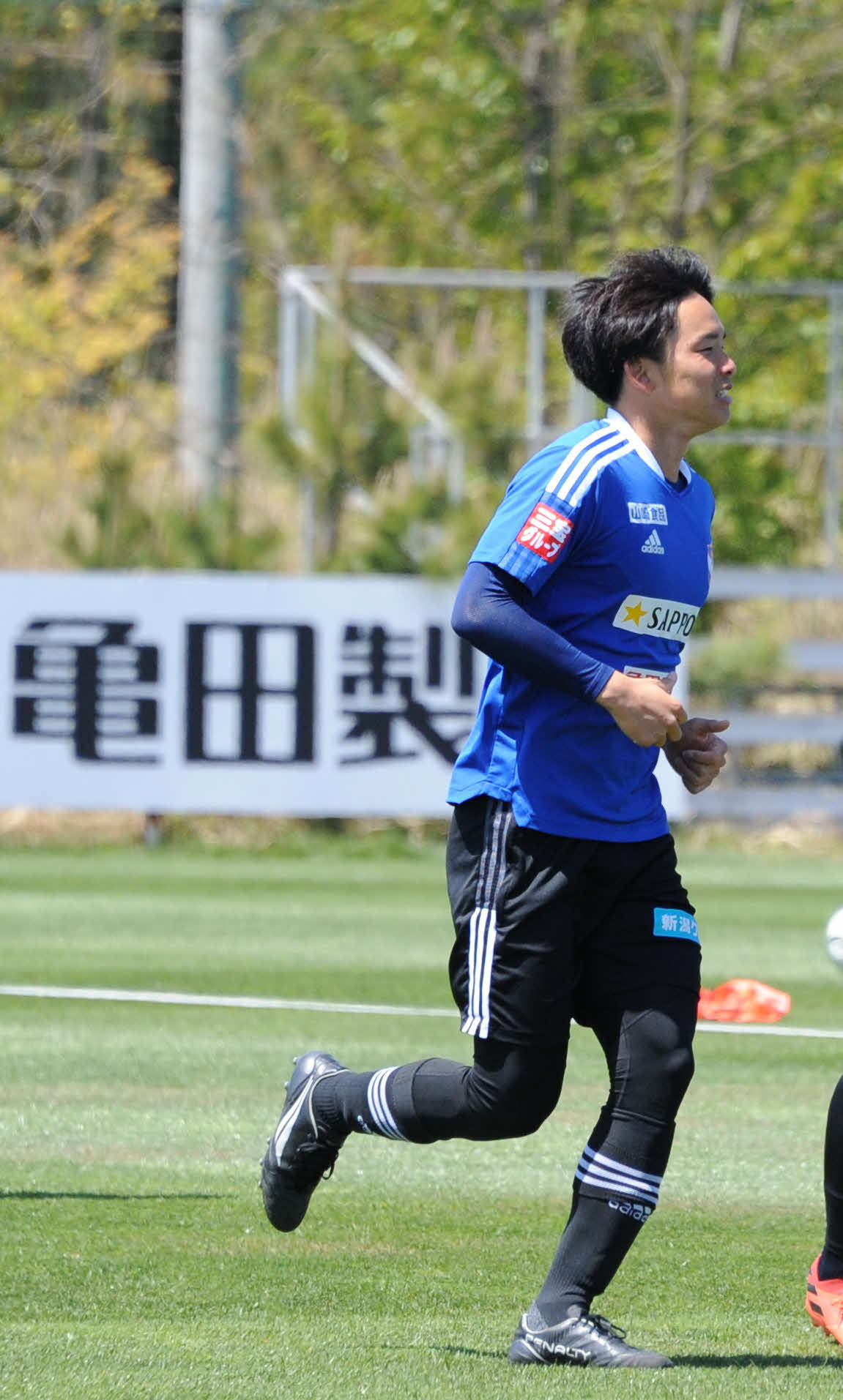 リラックスした表情で練習に参加する藤原