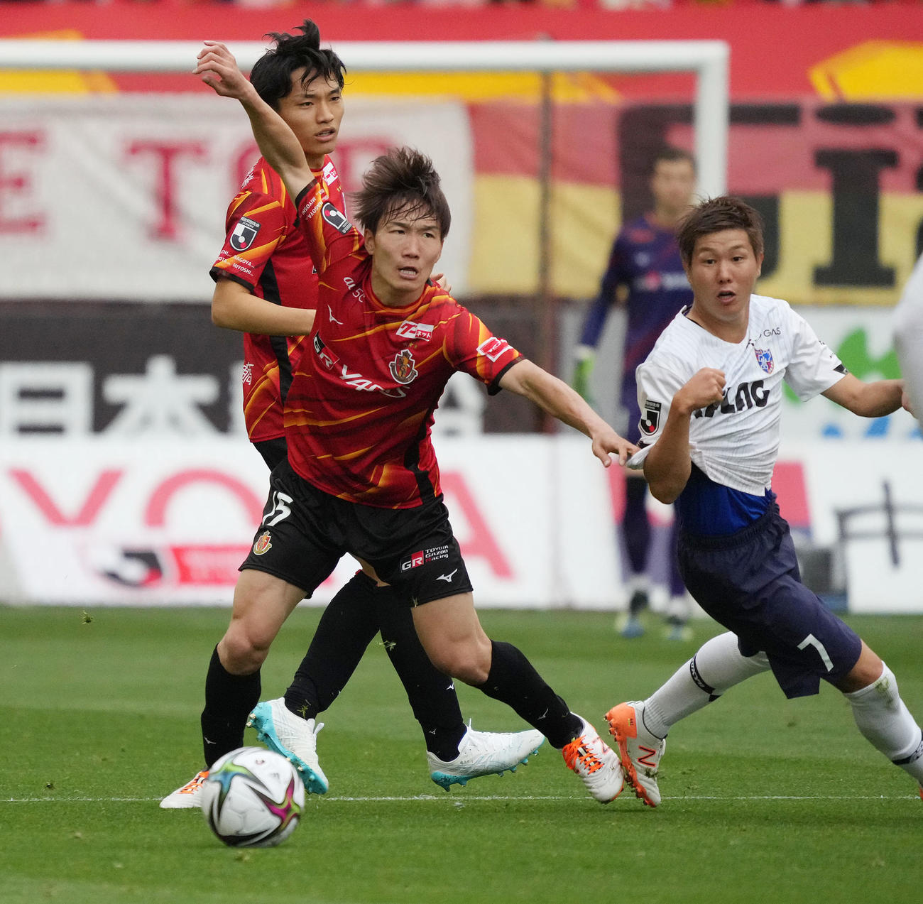 4月3日のFC東京戦の前半、東京MF三田（右）と競り合う名古屋MF稲垣（中央）奥は名古屋DF中谷