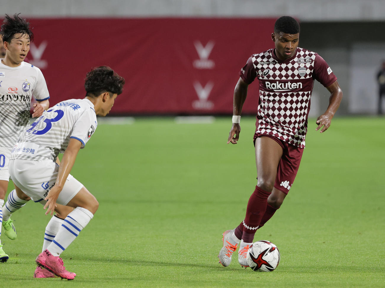 ルヴァン杯　神戸対大分　後半途中から出場する神戸FWリンコン（右）（撮影・清水貴仁）