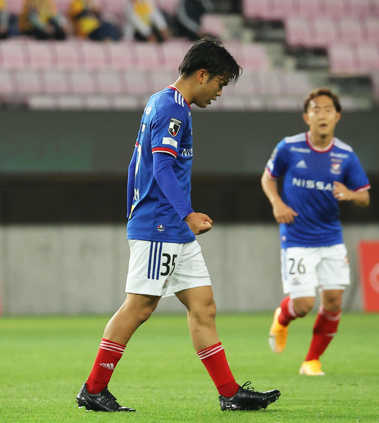 仙台対横浜　前半、シュートを決め、小さくガッツポーズする横浜樺山（撮影・河田真司）