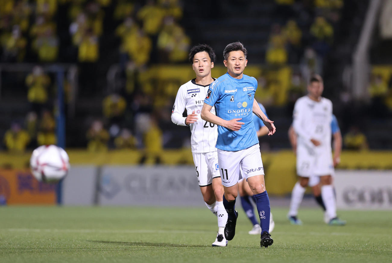 横浜FC対柏　後半、前線から積極的にプレスをかける横浜FCカズ（撮影・垰建太）