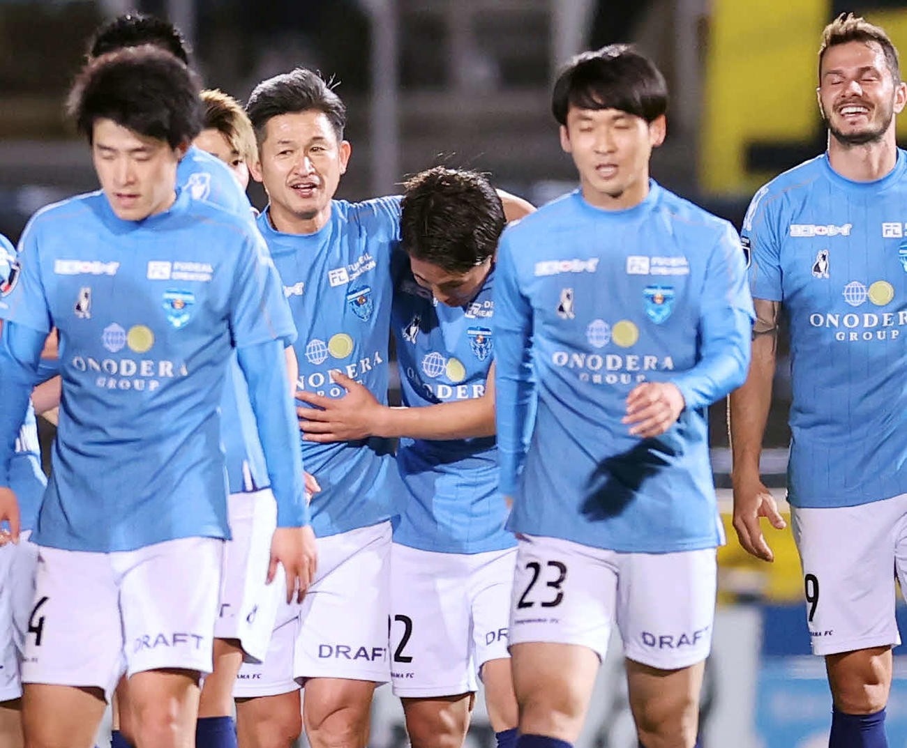 横浜FC対柏　柏に勝利し笑顔を見せるカズ（右から4人目）ら横浜FCの選手たち（撮影・垰建太）