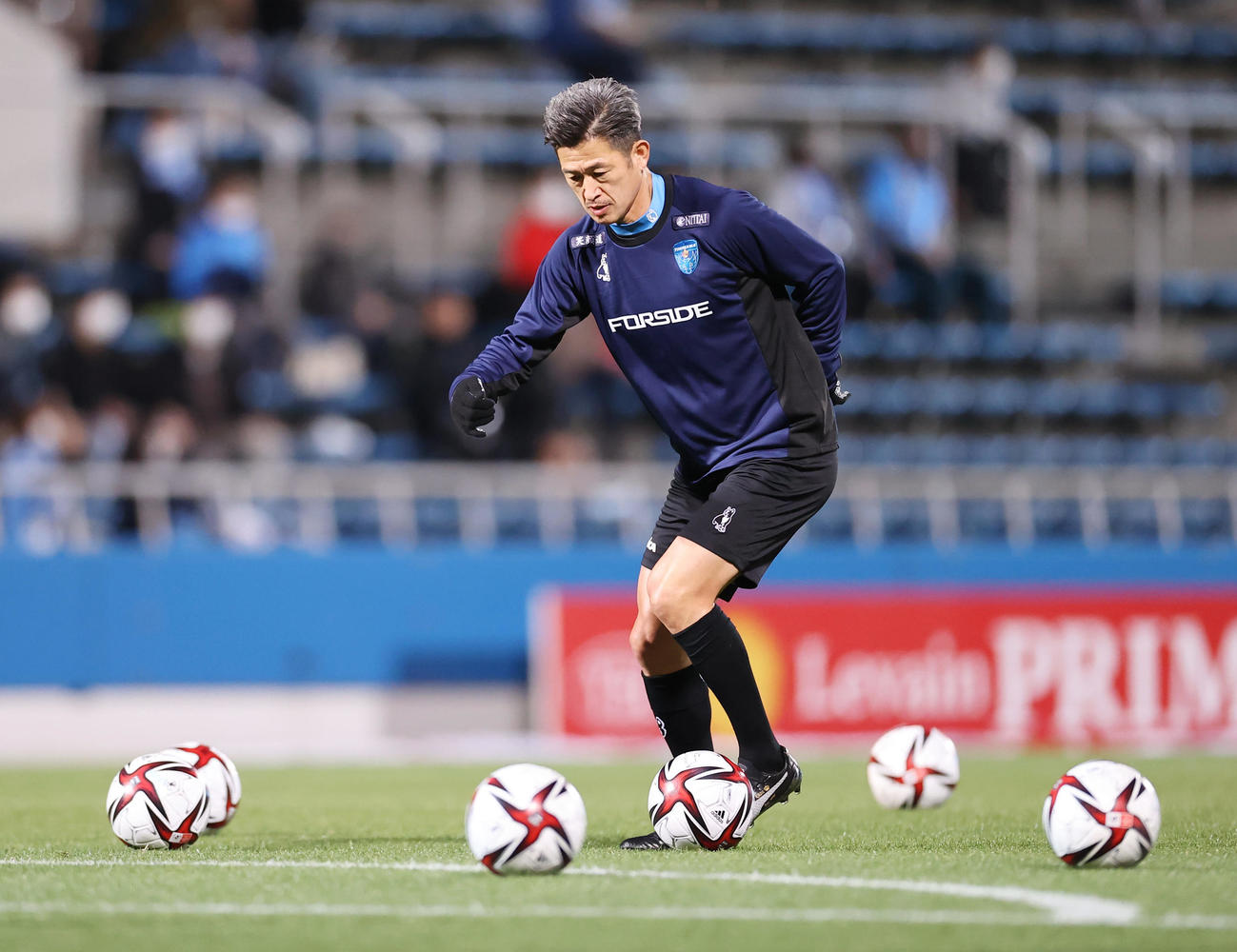横浜FC対柏　試合前、ウオーミングアップで軽快な動きを見せる横浜FCカズ（撮影・垰建太）