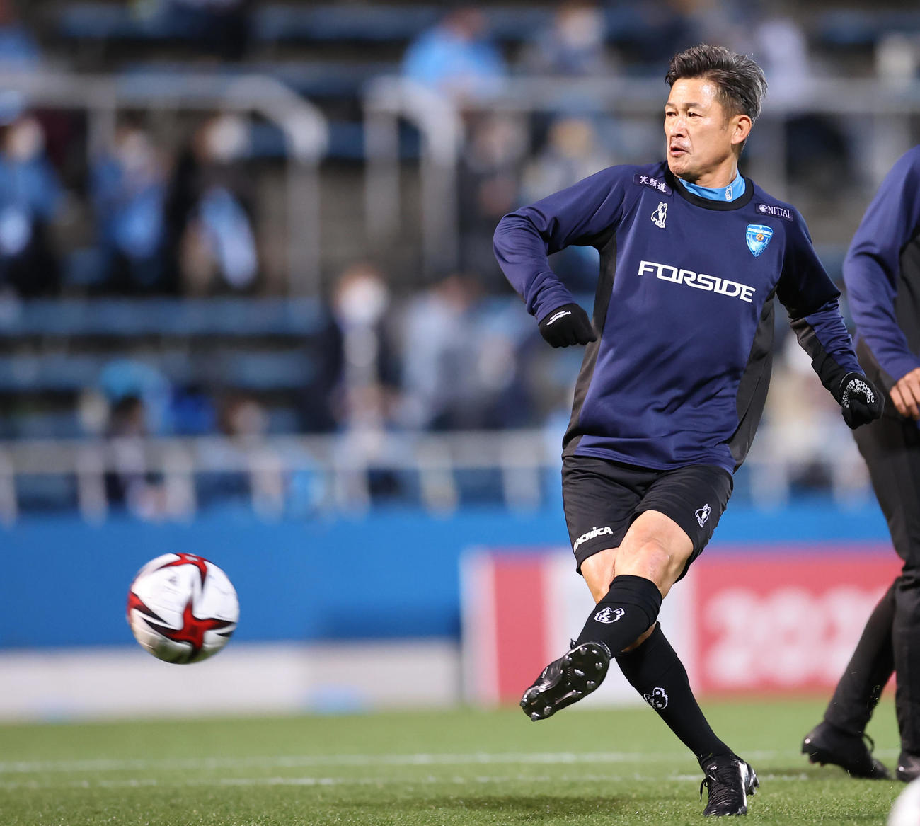 横浜FC対柏　試合前、シュート練習を行う横浜FCカズ（撮影・垰建太）