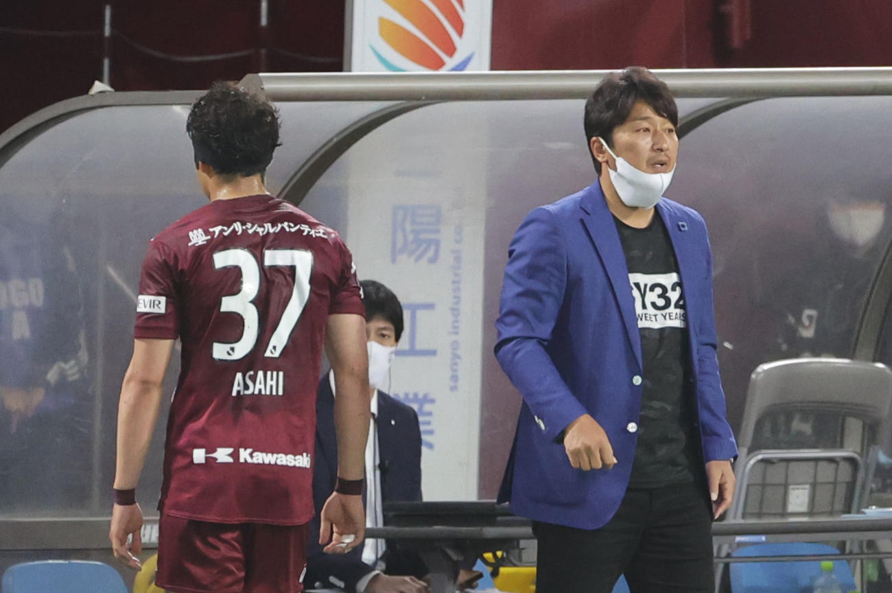 神戸対大分　後半17分、神戸MF増山（左）が2枚目のイエローカードで退場となる、右は三浦監督（撮影・清水貴仁）