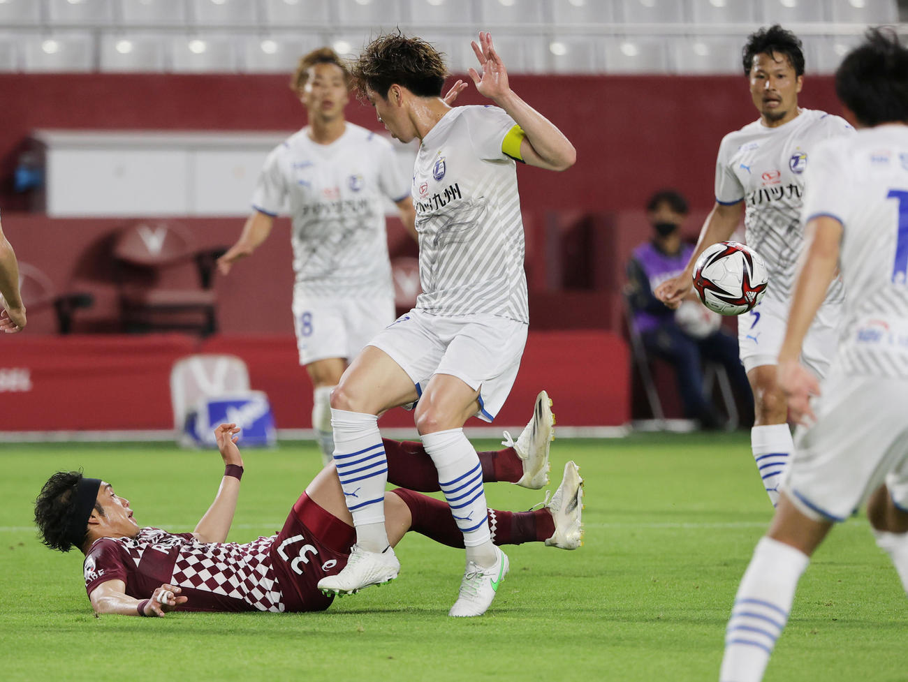 ルヴァン杯　神戸対大分　後半17分、神戸MF増山（左）が2枚目のイエローカードで退場となる（撮影・清水貴仁）