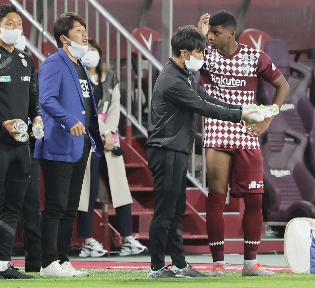 ルヴァン杯　神戸対大分　後半、三浦監督（左）と途中出場でピッチに入るのを待つ神戸FWリンコン（撮影・清水貴仁）