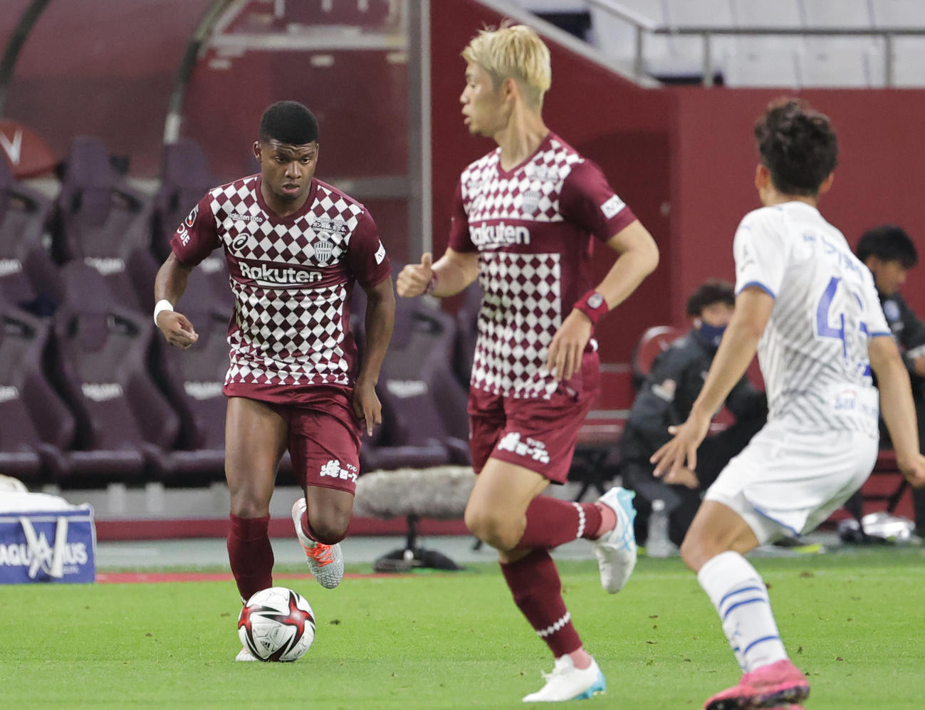 ルヴァン杯　神戸対大分　後半途中から出場する神戸FWリンコン（左）（撮影・清水貴仁）