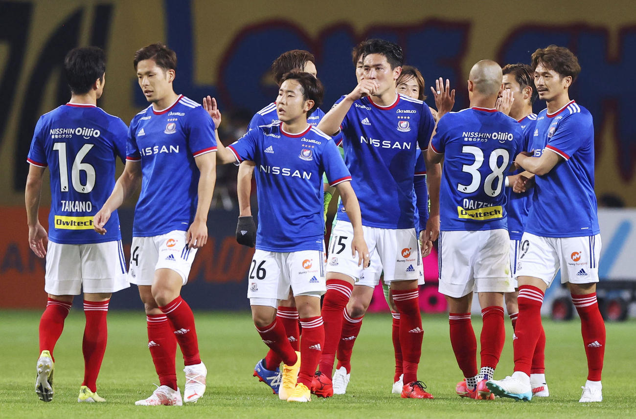 仙台に快勝し、タッチを交わす渡辺（左から3人目）ら横浜イレブン（共同）