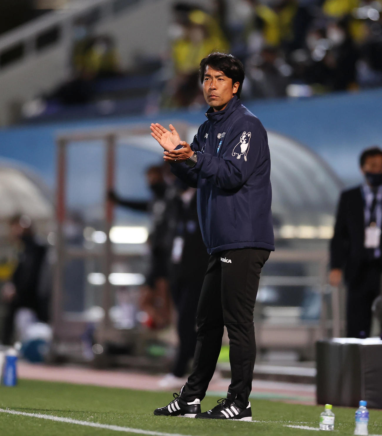 横浜FC対柏　後半、手をたたきイレブンを鼓舞する横浜FC早川監督（撮影・垰建太）