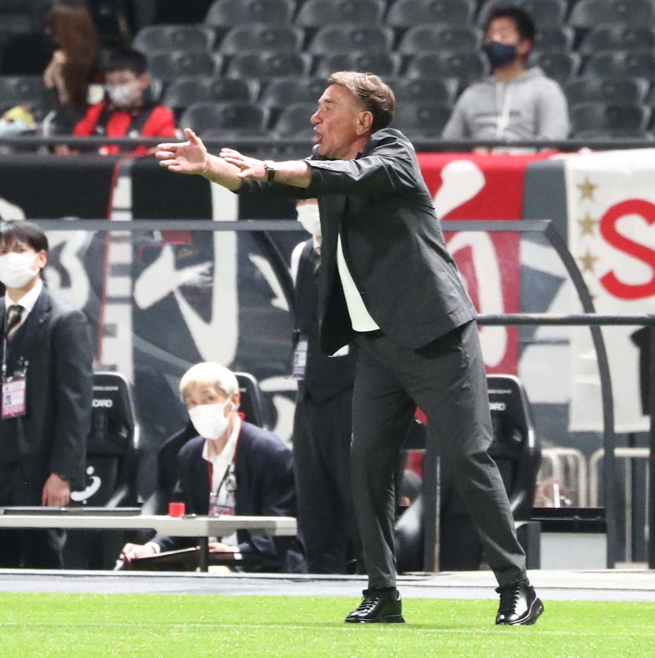 札幌対福岡　後半、指示を出すペトロビッチ監督（撮影・黒川智章）