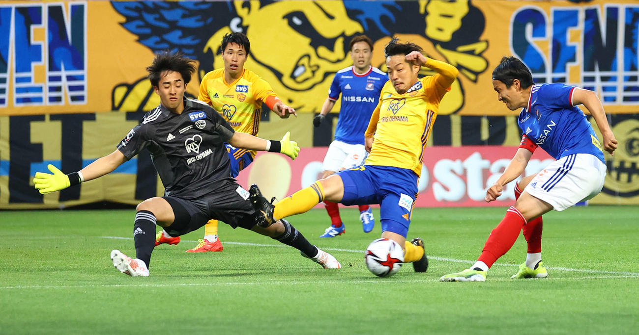 前半、横浜天野（右）のシュートを止める仙台GK小畑（左）と富田（撮影・河田真司）