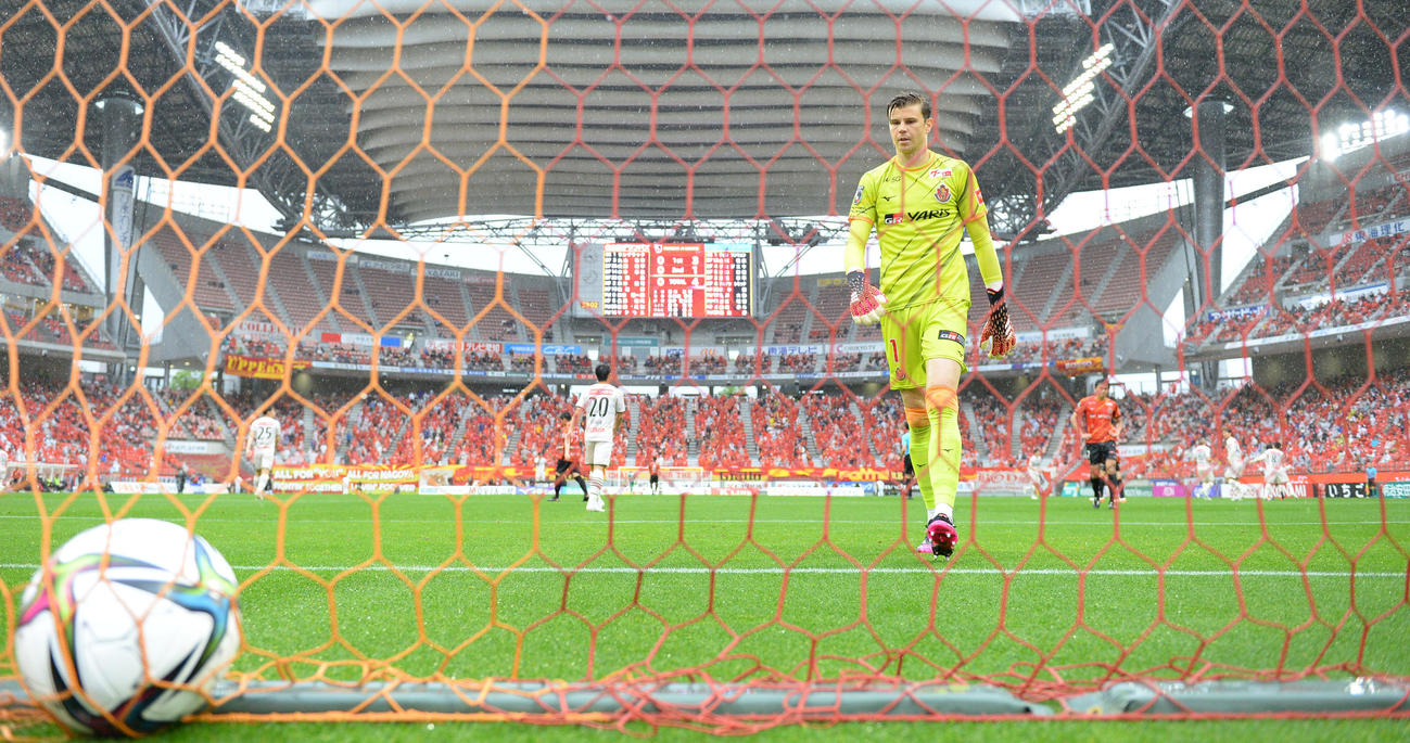 名古屋対川崎　後半、4失点目のゴールに呆然とボールを見つめる名古屋GKランゲラック（撮影・森本幸一）