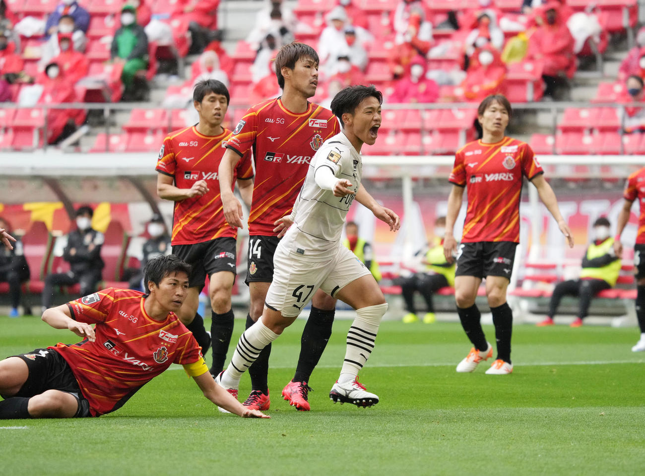 名古屋対川崎F　前半、先制ゴールを決め喜ぶ川崎F旗手（中央）（撮影・森本幸一）