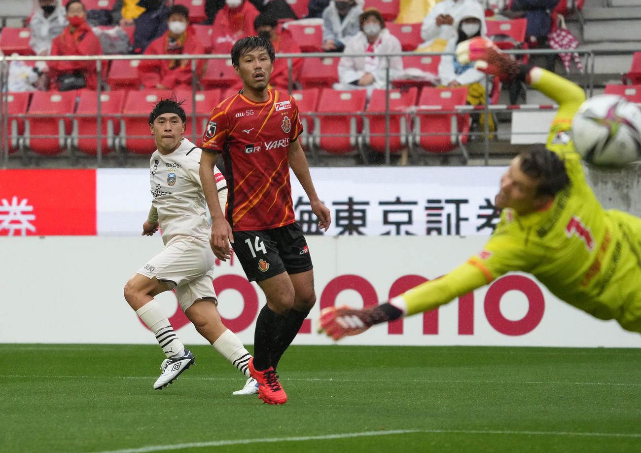 名古屋対川崎F　後半、チーム4点目のゴールを決める川崎F遠野（左）（撮影・森本幸一）