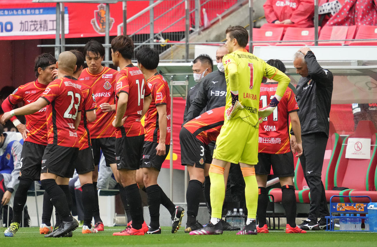 名古屋対川崎　前半、飲水タイムに頭を抱える、この試合の指揮をするブルーノ・コンカコーチ（右）（撮影・森本幸一）
