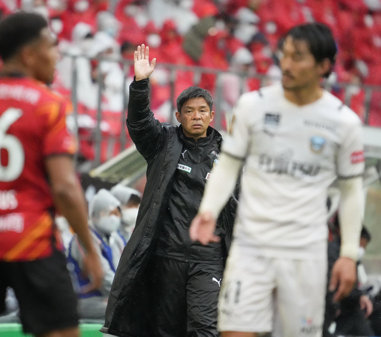 名古屋対川崎F　後半、指示を出す川崎F鬼木監督（中央）（撮影・森本幸一）