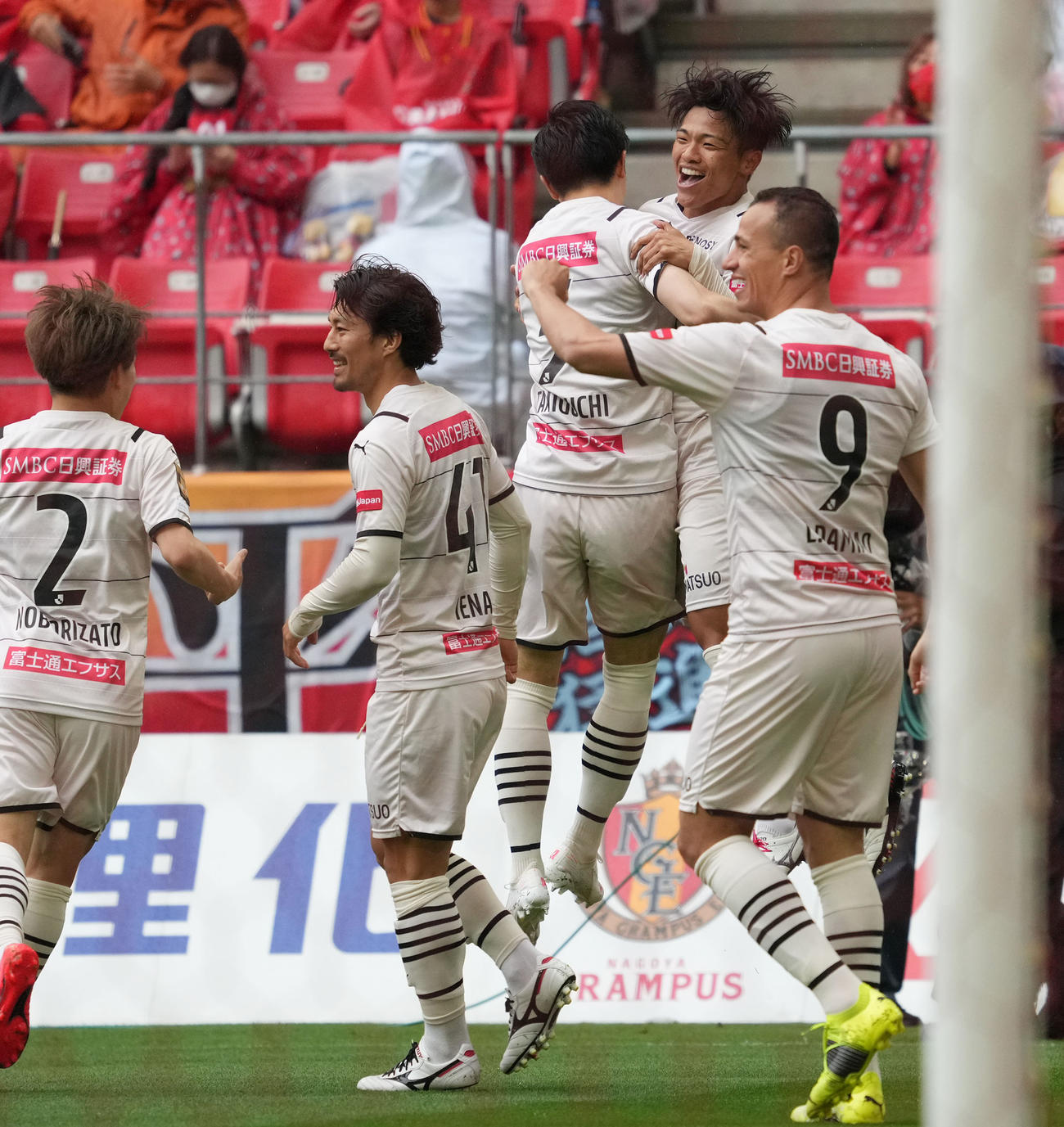 名古屋対川崎F　前半、先制ゴールを決め喜ぶ川崎F旗手（右から2人目）（撮影・森本幸一）