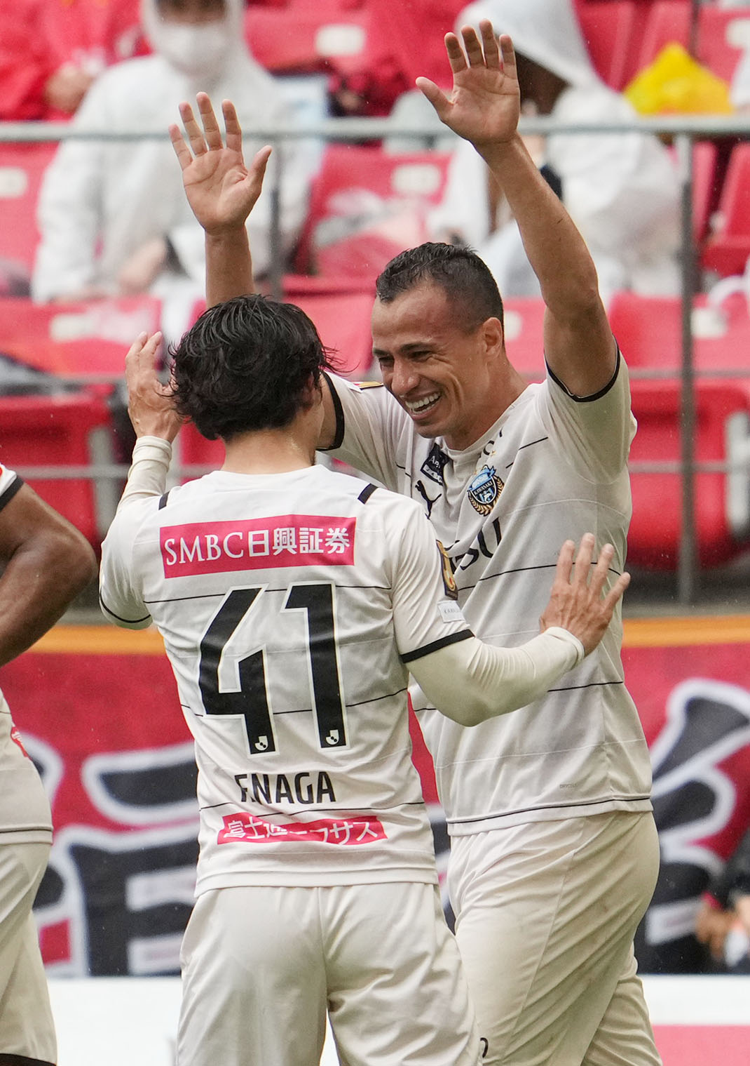 名古屋対川崎F　前半、チーム3点目のゴールを決め喜ぶ川崎Fのレアンドロ・ダミアン（右）（撮影・森本幸一）