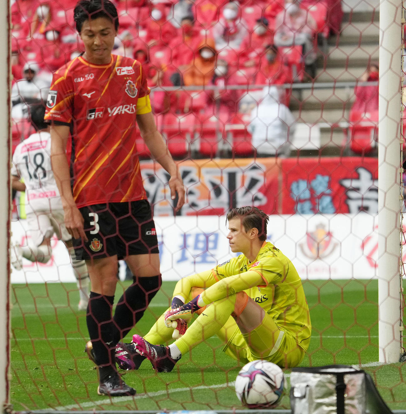 名古屋対川崎F　前半、川崎Fレアンドロ・ダミアンに3失点目を喫しガックリの名古屋GKランゲラック（右）と名古屋丸山（左）（撮影・森本幸一）