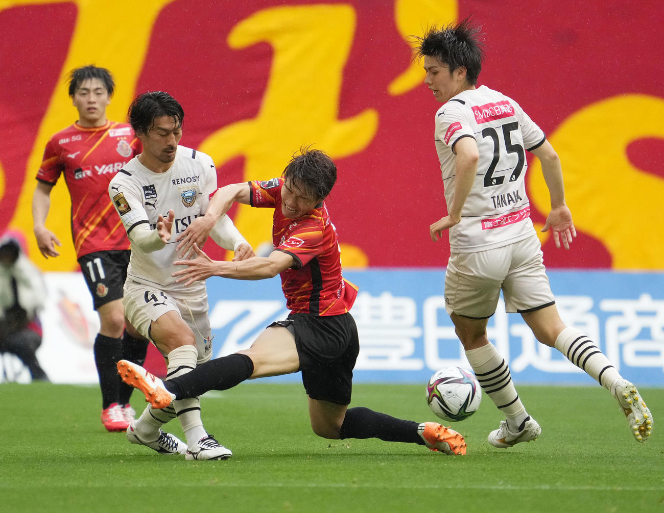 名古屋対川崎F　前半、川崎F家長（左から2人目）にボールを奪われる名古屋稲垣（右から2人目）（撮影・森本幸一）