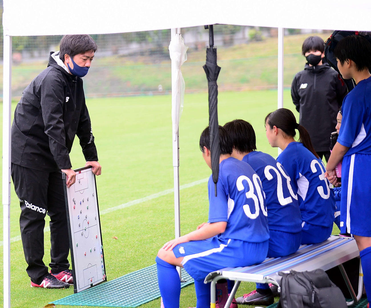 ハーフタイムに指示を出す藤枝順心・中村監督（左端）