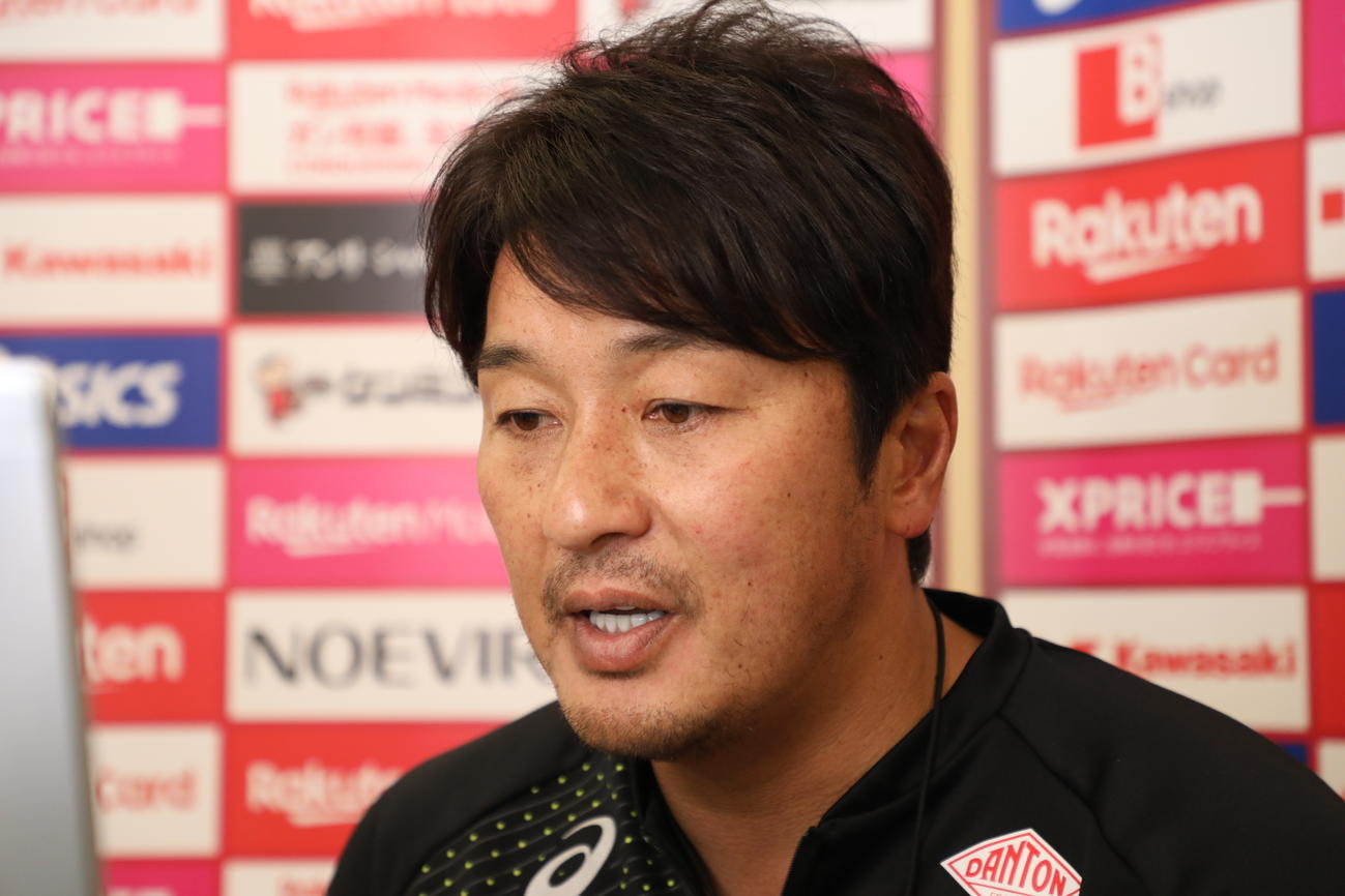 オンライン取材に応じる神戸三浦監督（C）VISSEL KOBE
