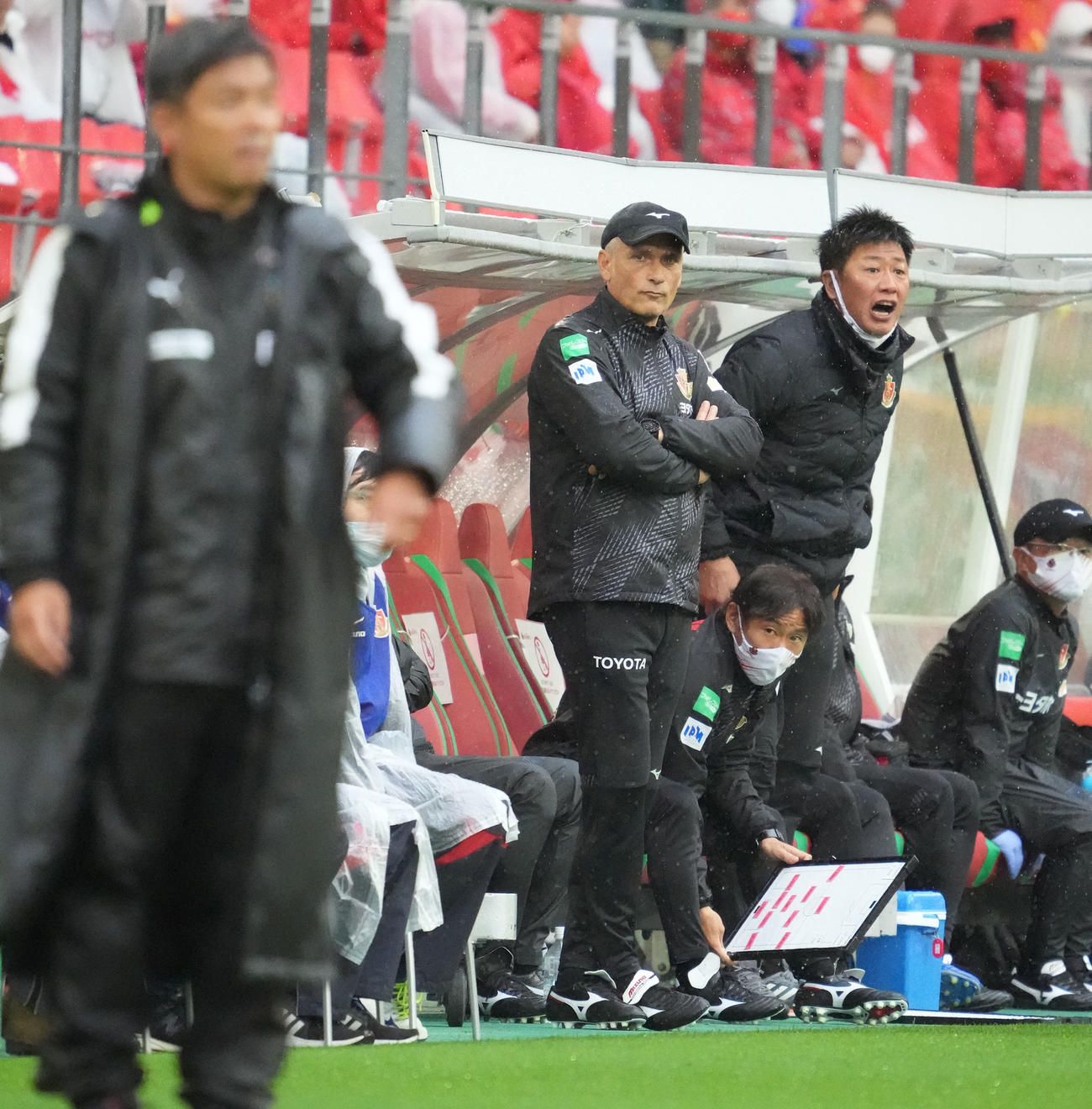 29日川崎F戦、フィッカデンティ監督に代わりこの試合の指揮をする名古屋ブルーノ・コンカコーチ（中央）