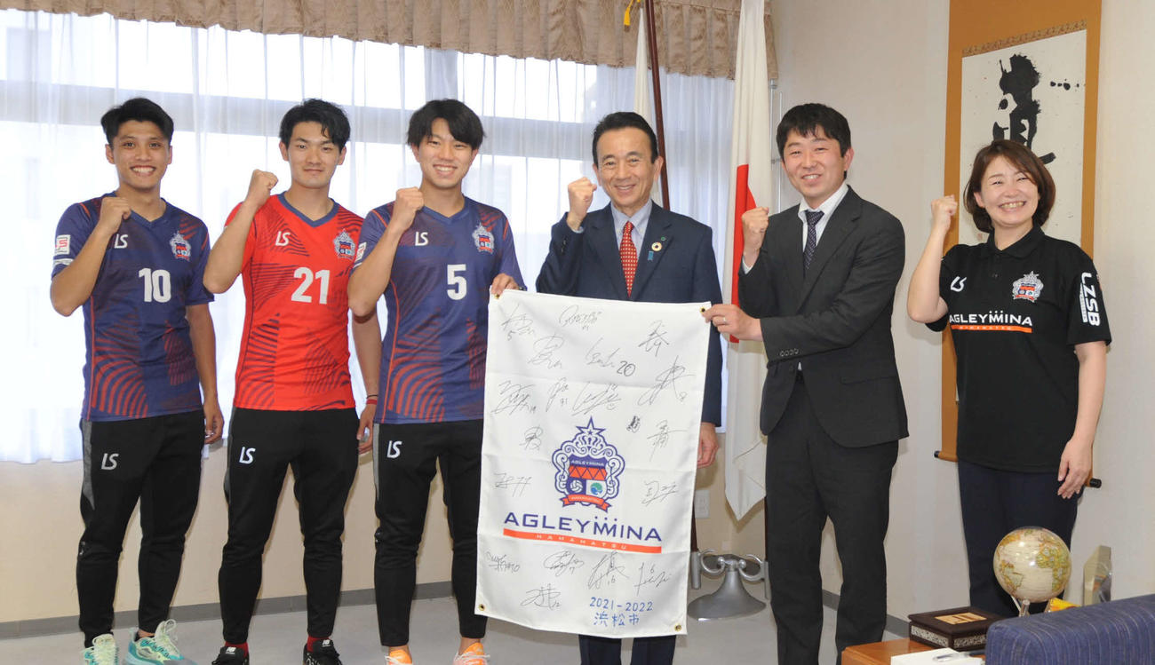 鈴木康友浜松市長（左から4人目）を表敬したアグレミーナ浜松の高橋監督（同5人目）と選手ら