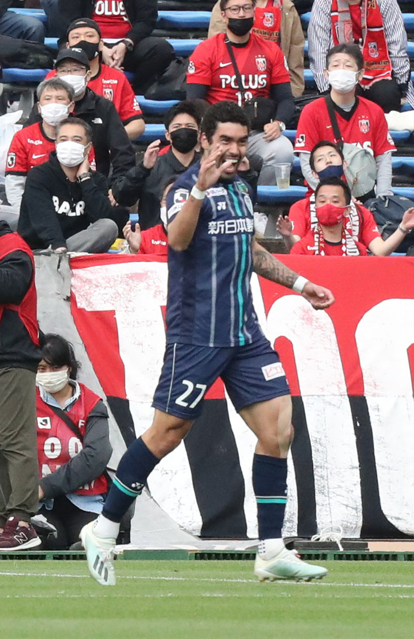 福岡対浦和　前半8分、福岡のFWブルーノメンデスはゴールを決めガッツポーズをする（撮影・屋方直哉）