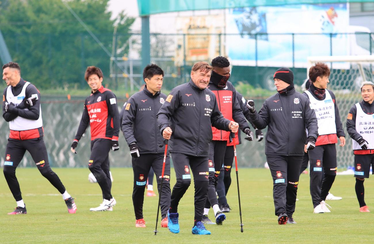 練習を終え、クラブハウスへ引き揚げる札幌ペトロビッチ監督（手前中央）（撮影・保坂果那）