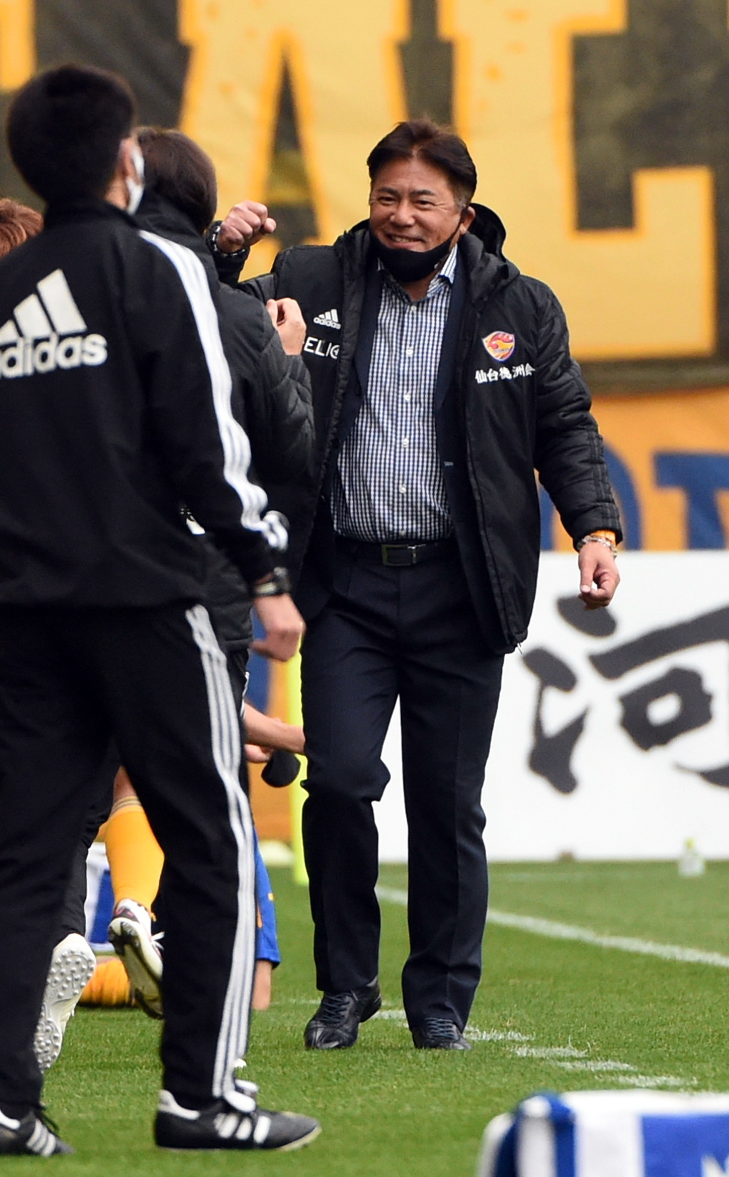 仙台対柏　勝利してスタッフと喜びを分かち合う仙台手倉森監督（撮影・山田愛斗）
