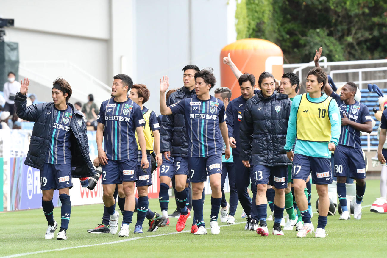 福岡対浦和　浦和に勝利し、サポーターに手を振る福岡イレブン（撮影・屋方直哉）