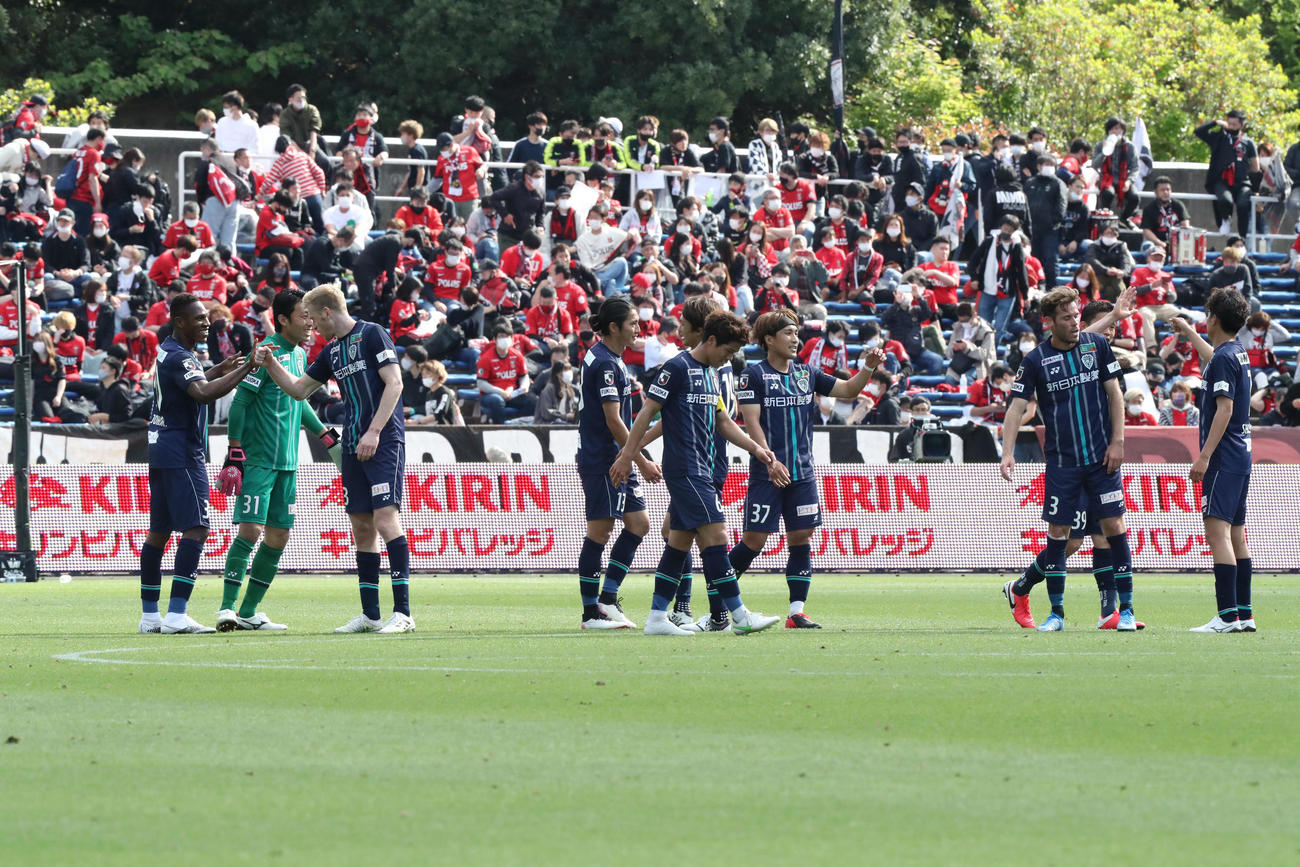 福岡対浦和　浦和に勝利し、グータッチをする福岡イレブン（撮影・屋方直哉）