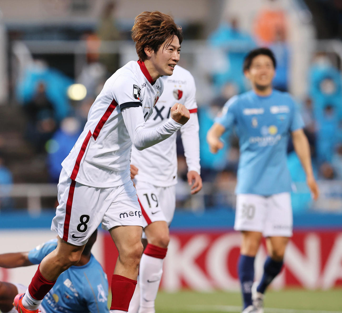 横浜FC対鹿島　前半、鹿島土居はこぼれ球を押し込みゴールを決めガッツポーズする（撮影・垰建太）