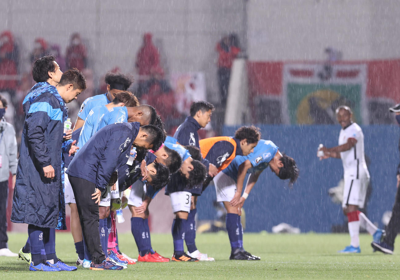 横浜FC対鹿島　鹿島に敗れ雨に打たれながらサポーターにあいさつする横浜FCの選手たち（撮影・垰建太）