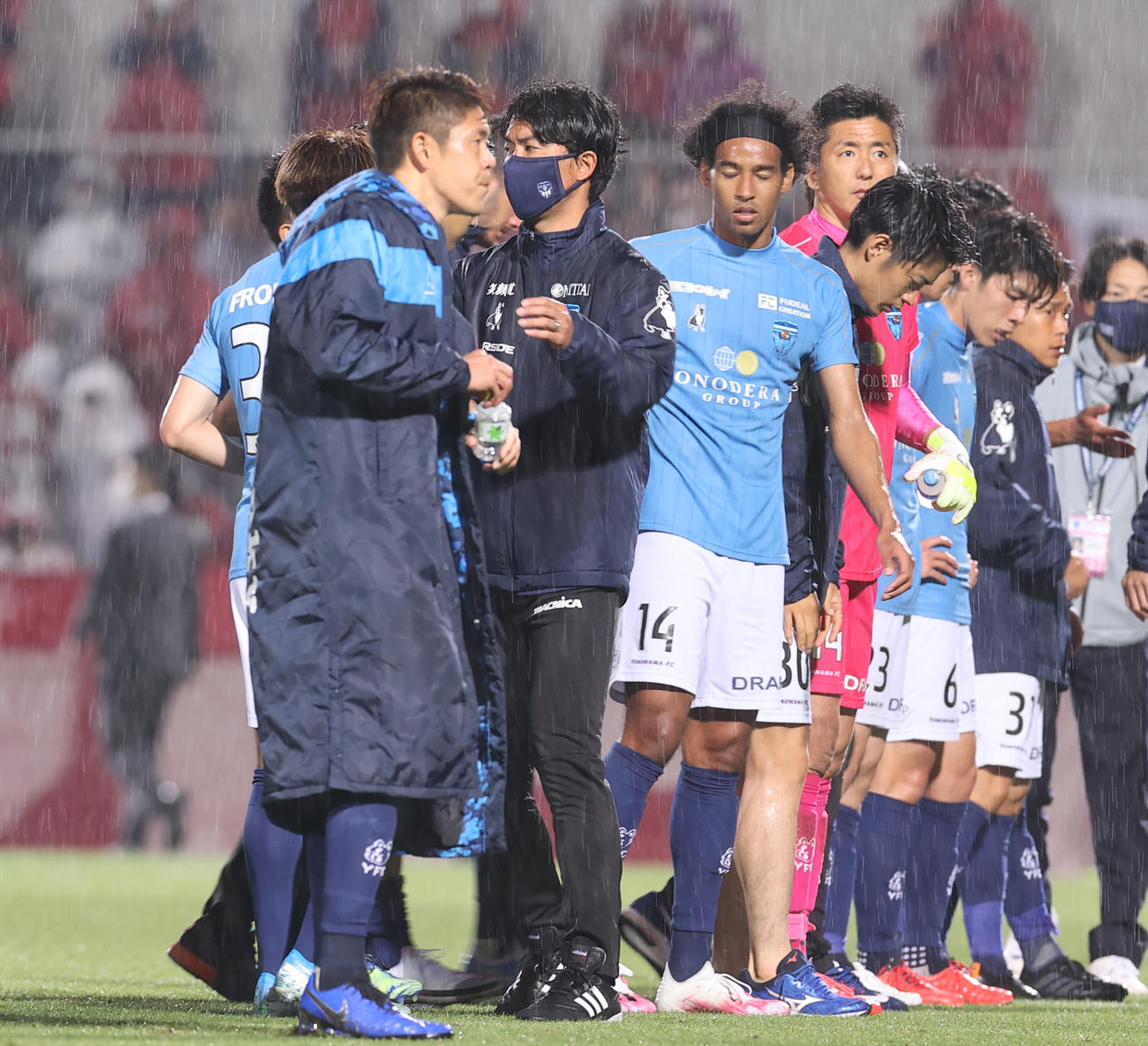 横浜FC対鹿島　鹿島に敗れた選手たちに声をかける横浜FC早川監督（中央左）（撮影・垰建太）