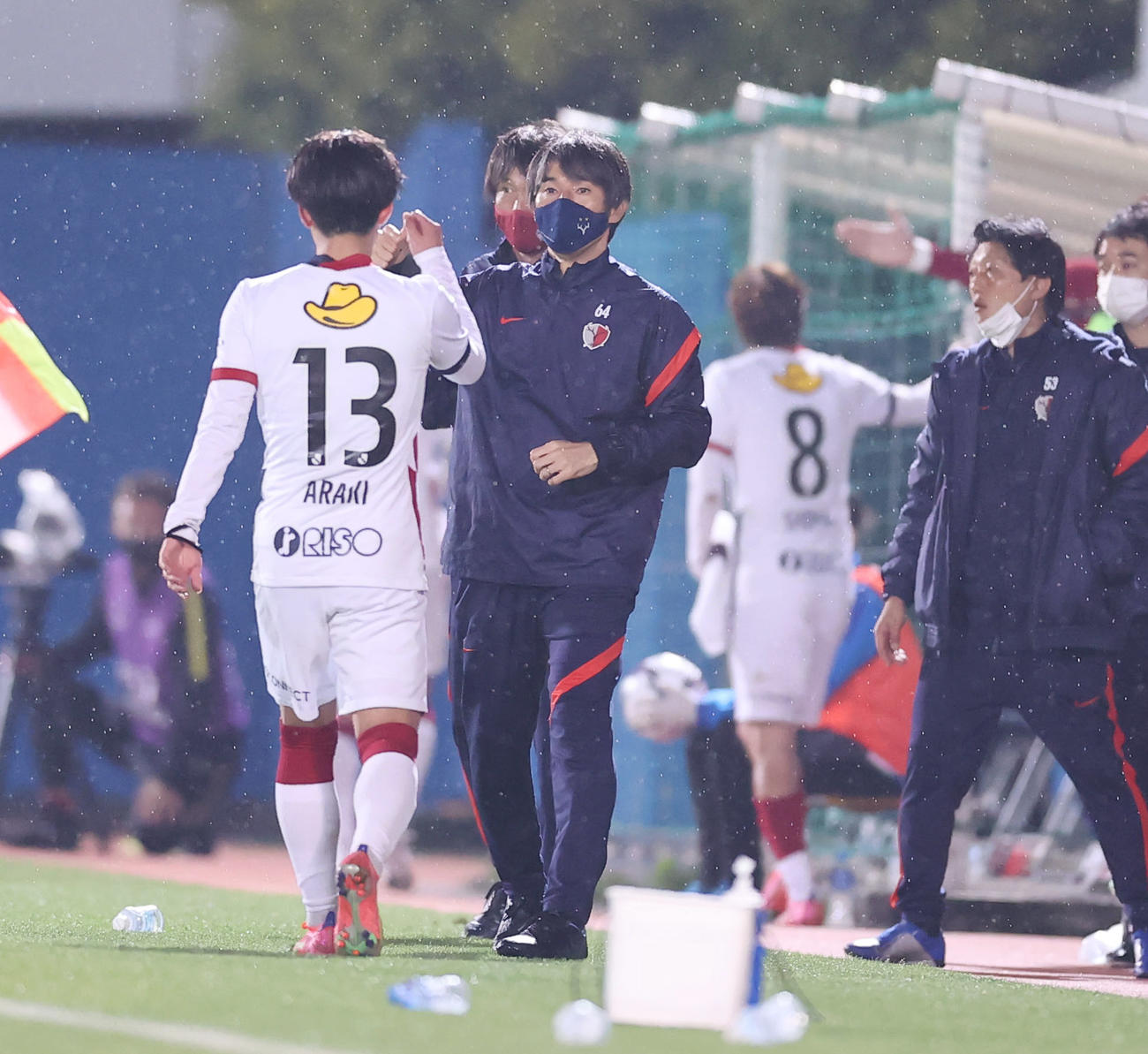 横浜FC対鹿島　後半、交代でベンチに下がる鹿島荒木（左）とグータッチを交わす相馬監督（撮影・垰建太）