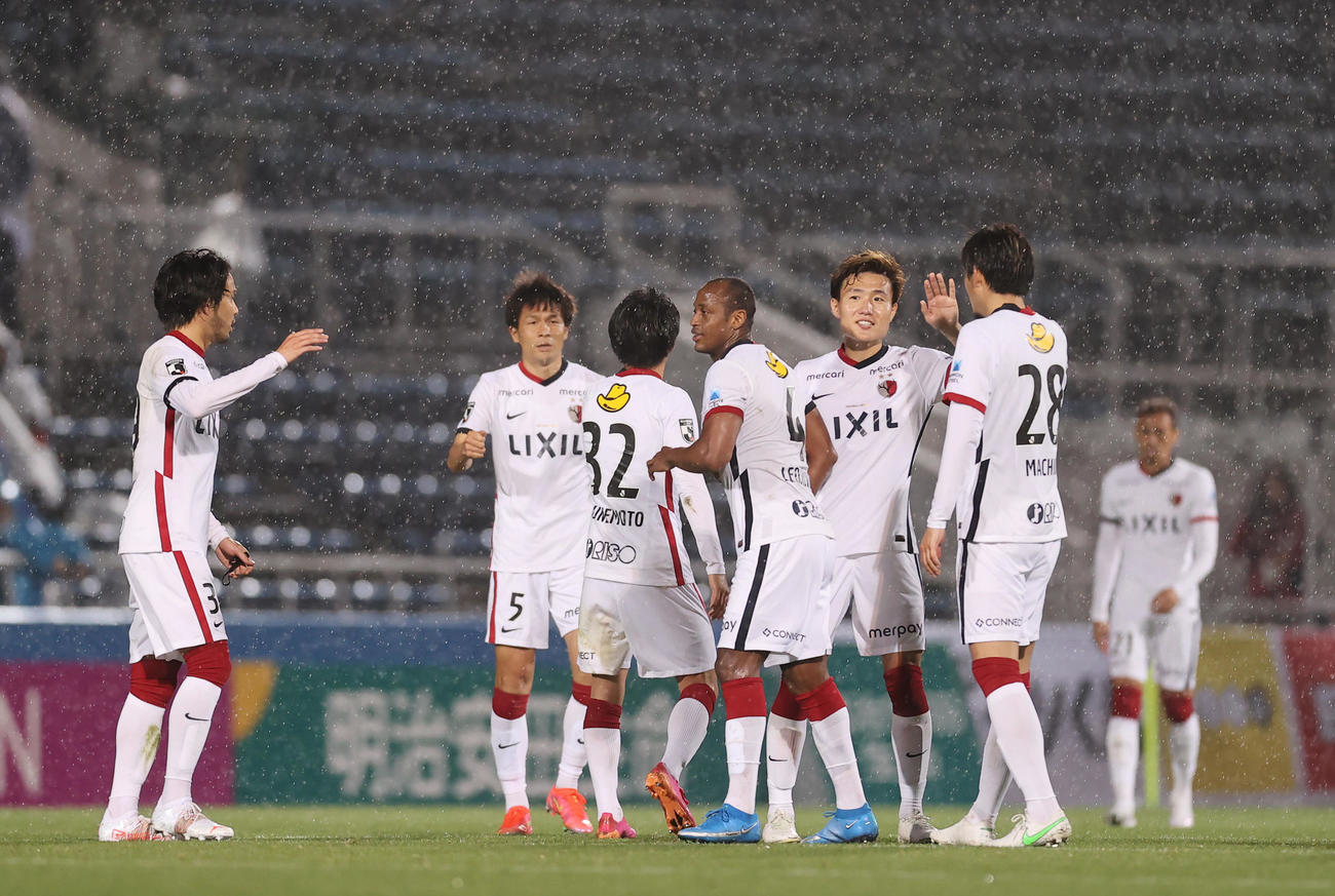 横浜FC対鹿島　横浜FCに勝利しタッチを交わす鹿島の選手たち（撮影・垰建太）