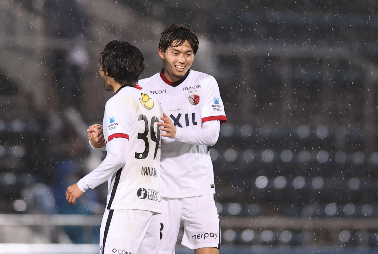 横浜FC対鹿島　後半、ヘディングで3点目のゴールを決め笑顔で犬飼とタッチを交わす鹿島町田（右）（撮影・垰建太）