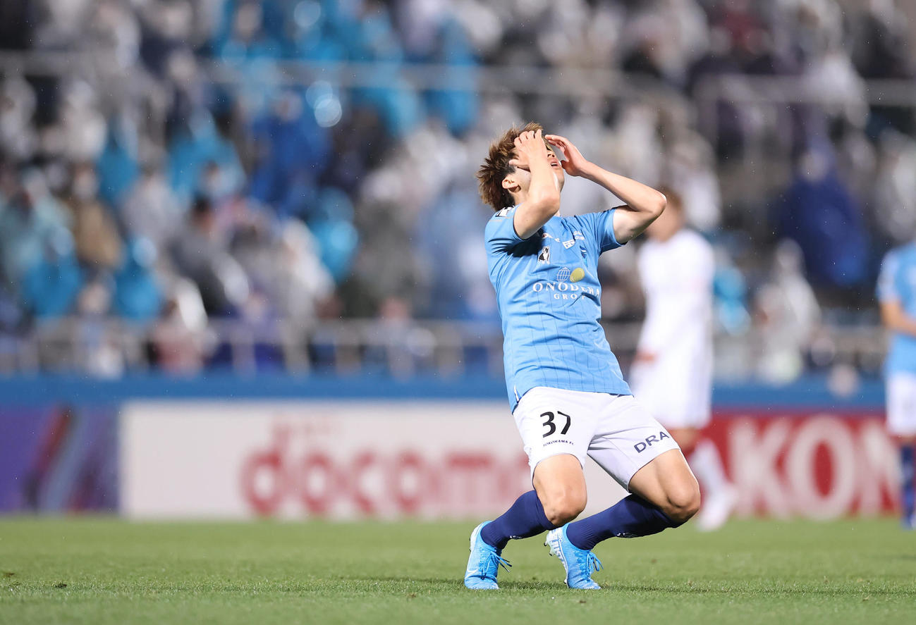 横浜FC対鹿島　後半、シュートが枠を外れ頭を抱える横浜FC松尾（撮影・垰建太）