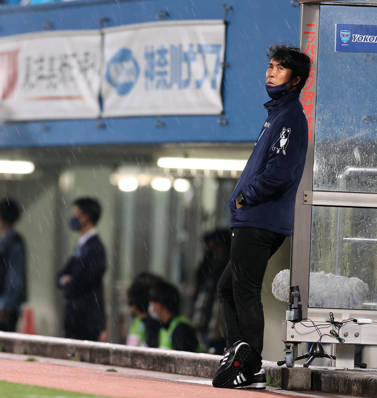横浜FC対鹿島　後半、ベンチにもたれかかる横浜FC早川監督（撮影・垰建太）