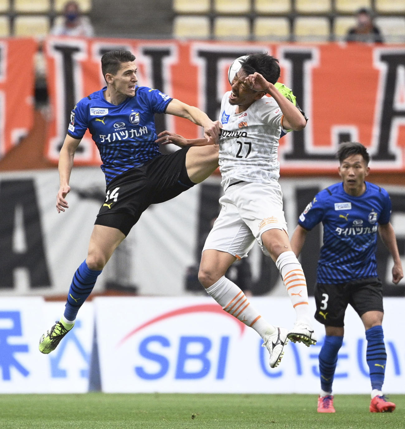 大分対清水　後半、空中で競り合う大分・エンリケトレビザン（左）と清水・指宿（共同）