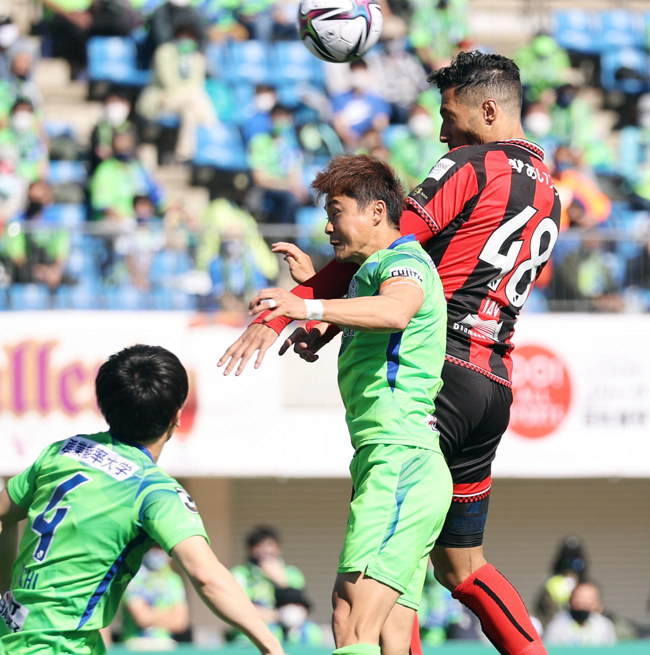 湘南対札幌　前半、ヘディングでゴールを狙う札幌ジェイ（右）（撮影・垰建太）